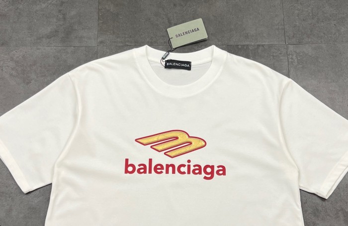 超奇跡の入荷☆ バレンシアガ スーパーコピー の2026SS メンズとレディース半袖Tシャツ