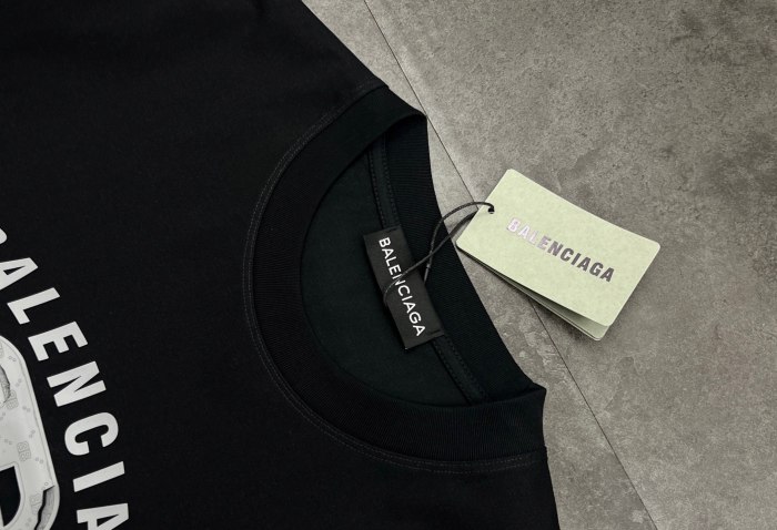 累積売上総額第１位！バレンシアガ 激安偽物 の2026SSメンズとレディース半袖Tシャツ