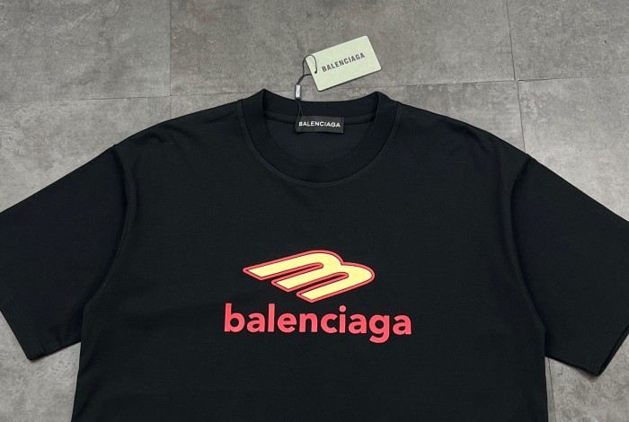 使い勝手良し バレンシアガ n級品 の2026SS メンズとレディース半袖Tシャツ