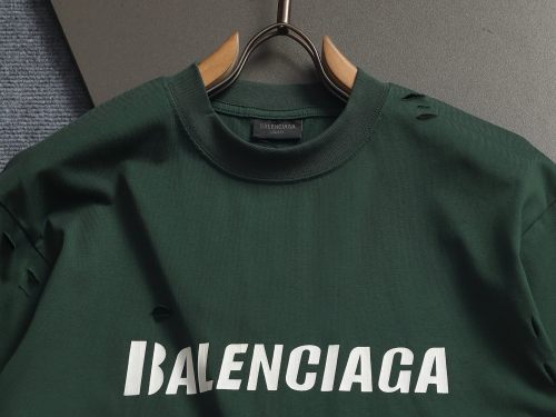 入手困難 バレンシアガ コピーおすすめ の2026SS プリントの破れ半袖Tシャツ
