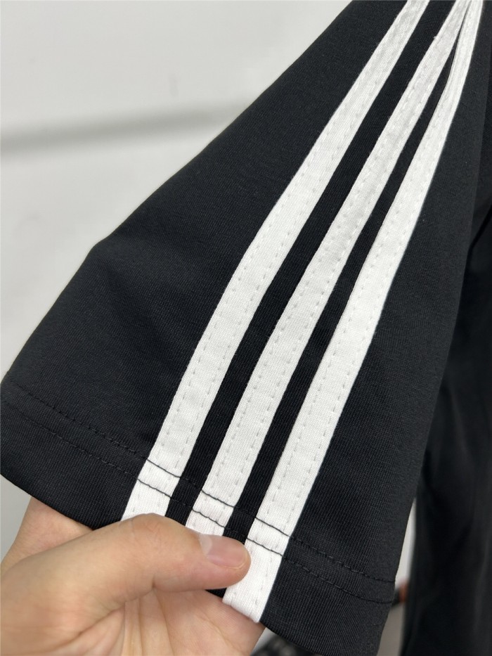 【限定】 バレンシアガ 激安偽物 の2026SS ×アディダス  刺繍ロゴ ロゴプリント ショートスリーブ Tシャツ