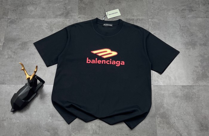 使い勝手良し バレンシアガ n級品 の2026SS メンズとレディース半袖Tシャツ
