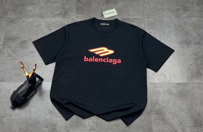使い勝手良し バレンシアガ n級品 の2026SS メンズとレディース半袖Tシャツ