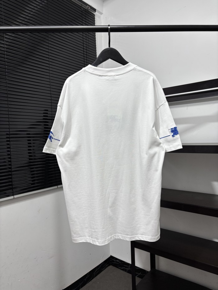 高品質 バーバリー 激安偽物 の2026SS クラシック刺繍ブルー戦馬プリントTシャツ
