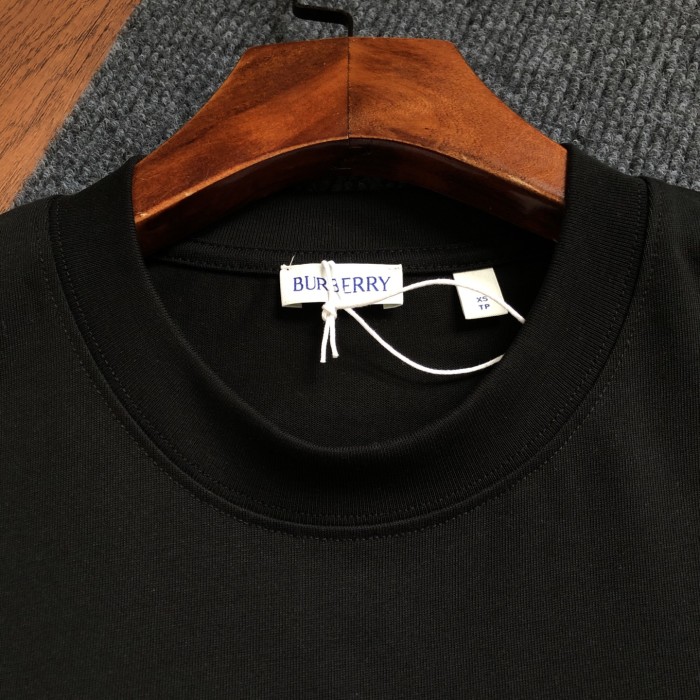 大人気 バーバリー 激安通販 の2026SS 刺繍ロゴラウンドネック半袖Tシャツ