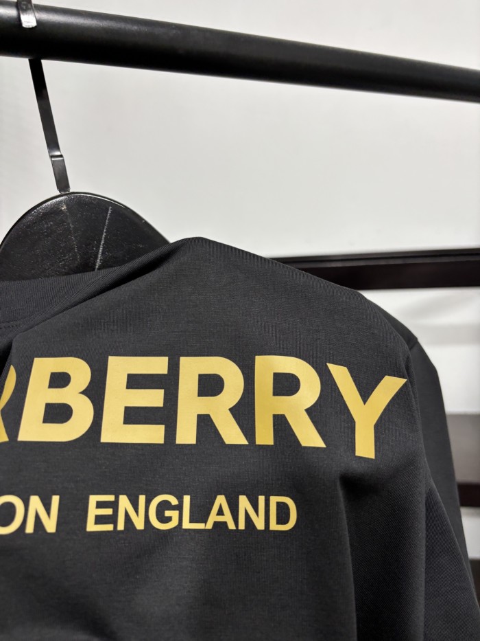 超奇跡の入荷☆ バーバリー 偽物通販 の2026SSアルファベットプリント半袖Tシャツ