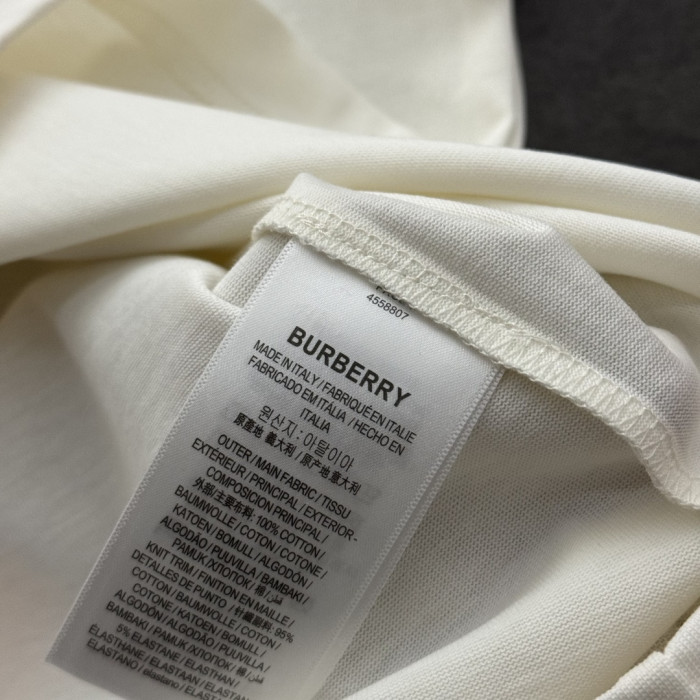入手困難 バーバリー スーパーコピー の2026SS 軍馬刺繍半袖Tシャツ