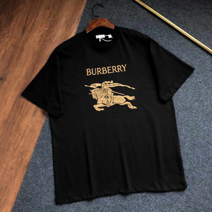 大人気 バーバリー 激安通販 の2026SS 刺繍ロゴラウンドネック半袖Tシャツ