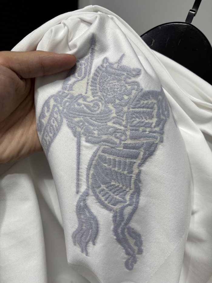 高品質 バーバリー 激安偽物 の2026SS クラシック刺繍ブルー戦馬プリントTシャツ