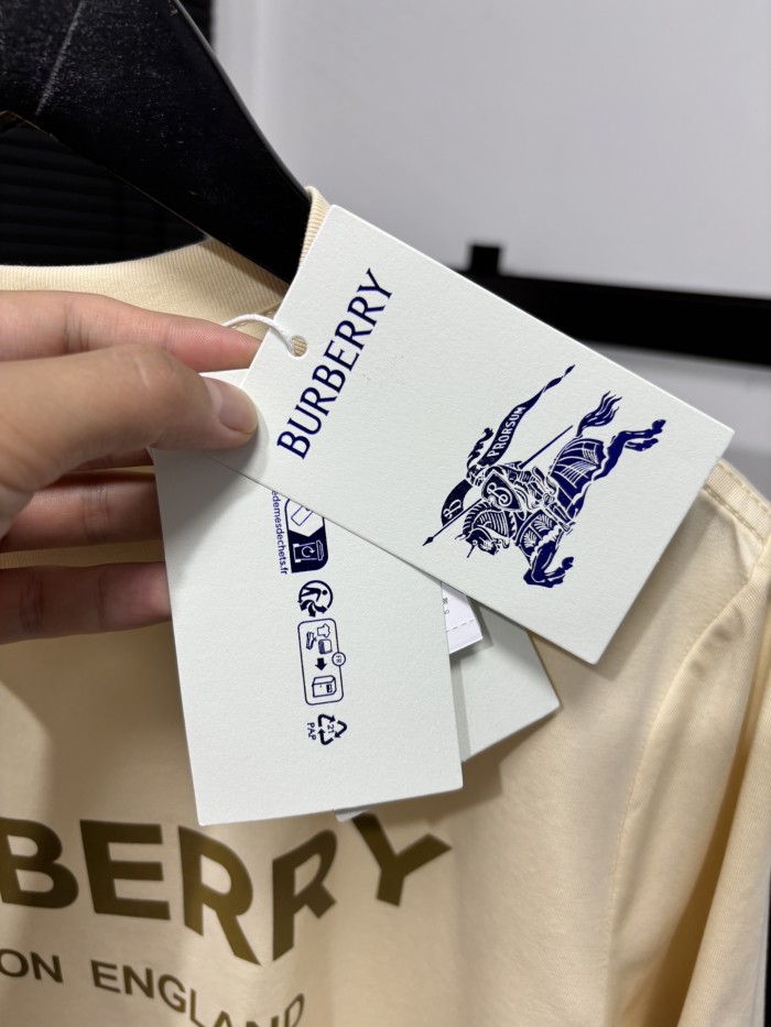 使い勝手良し バーバリー 激安通販 の2026SSアルファベットプリント半袖Tシャツ
