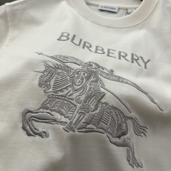 入手困難 バーバリー スーパーコピー の2026SS 軍馬刺繍半袖Tシャツ