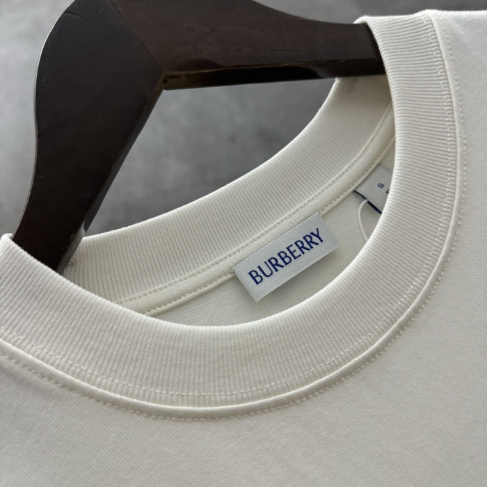 入手困難 バーバリー スーパーコピー の2026SS 軍馬刺繍半袖Tシャツ