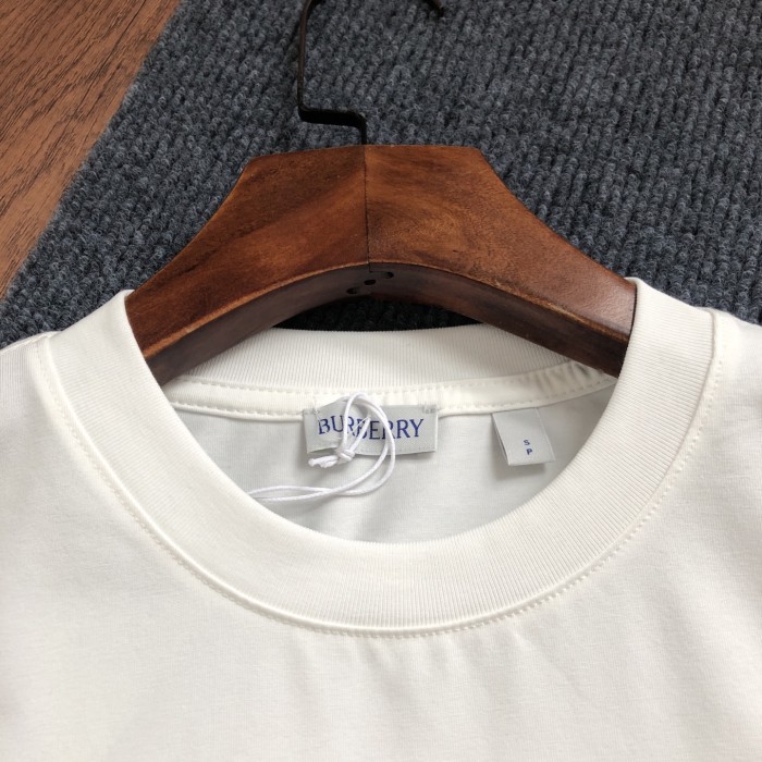 稀少 バーバリー コピー の2026SS プリントロゴ半袖Tシャツ