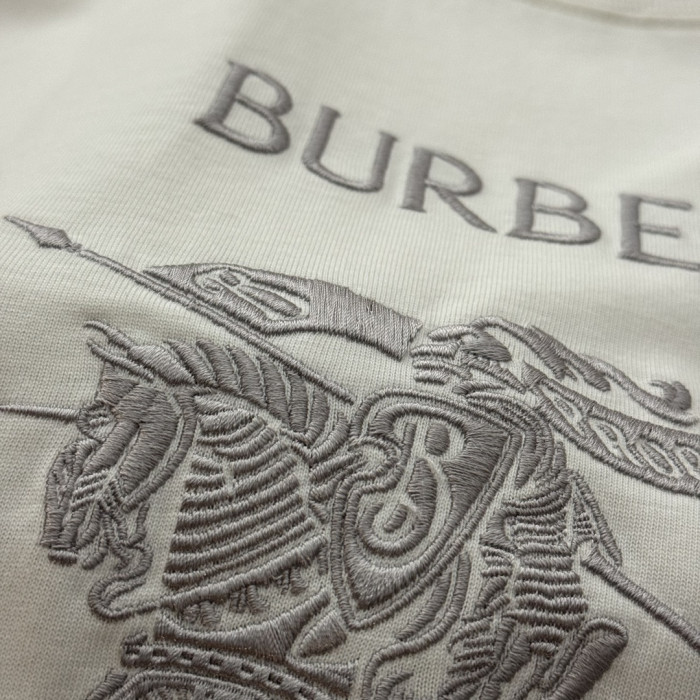 入手困難 バーバリー スーパーコピー の2026SS 軍馬刺繍半袖Tシャツ