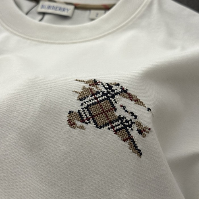 ★超人気 バーバリー コピーおすすめ の2026SS スモールロゴ刺繍ポロシャツ