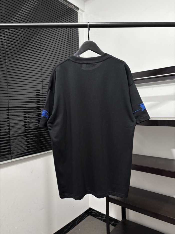 ★超人気 バーバリー コピーおすすめ の2026SS クラシック刺繍ブルー戦馬プリントTシャツ