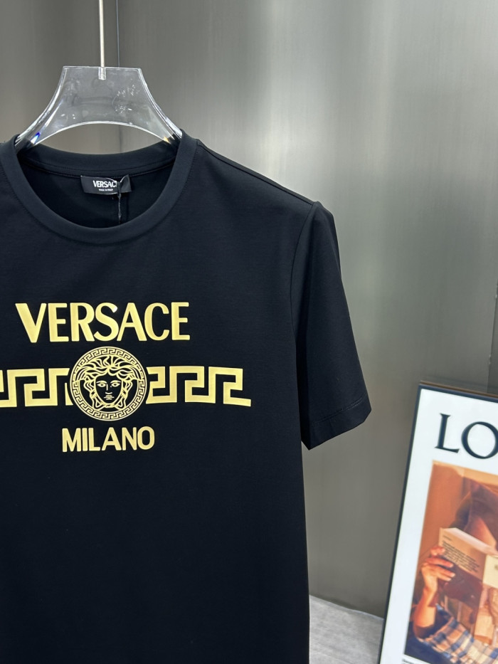 入手困難 ヴェルサーチ 偽物通販 2026SSゴールドプリントクルーネック半袖Tシャツ