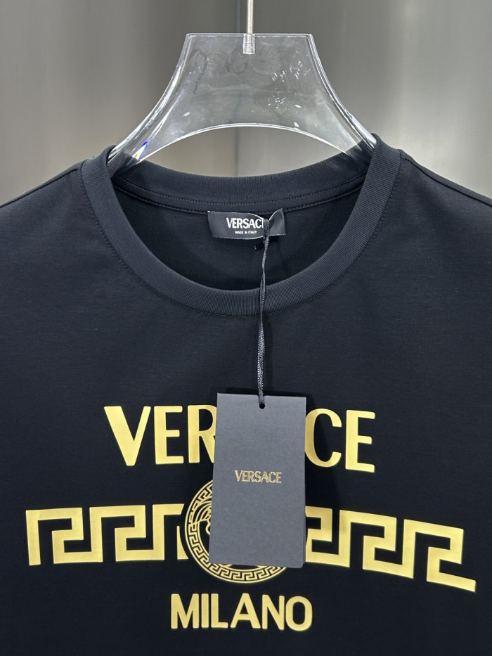 入手困難 ヴェルサーチ 偽物通販 2026SSゴールドプリントクルーネック半袖Tシャツ