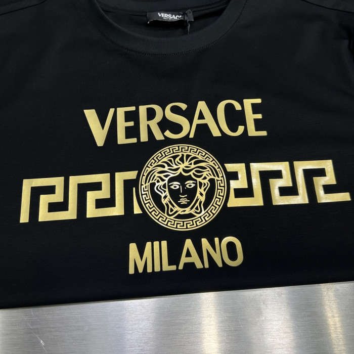 入手困難 ヴェルサーチ 偽物通販 2026SSゴールドプリントクルーネック半袖Tシャツ