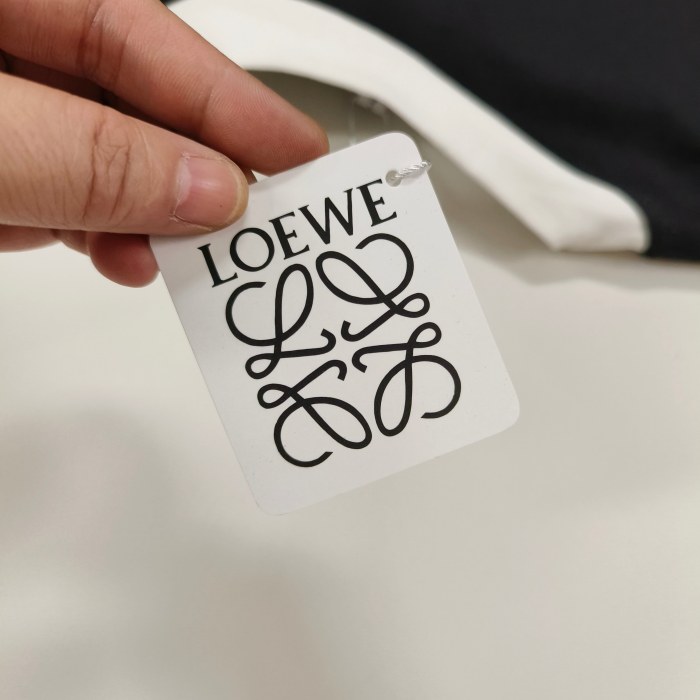 入手困難 ロエベ コピー の2026SS定番パッチワーク刺繍ロゴ入り半袖Tシャツ
