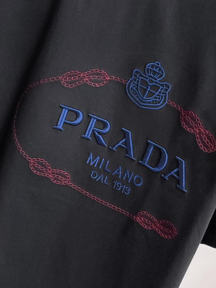 【話題商品！】 プラダ コピー の2026SS半袖ラウンドネックTシャツ