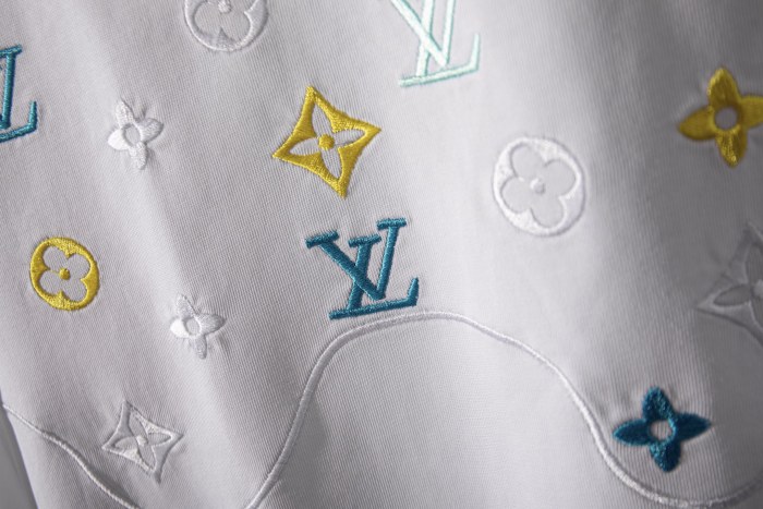 使い勝手良し ルイヴィトン コピー 2026SS 老花刺繍ラウンドネック長袖Tシャツ