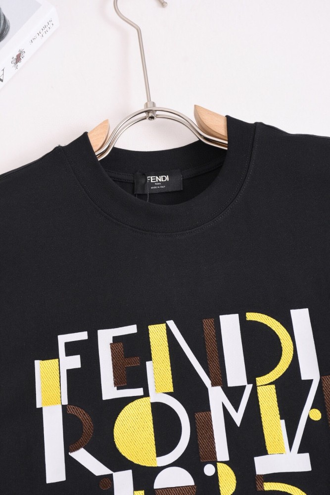 超話題! フェンディ 激安偽物 の2026SS 刺繍百合円襟半袖Tシャツ