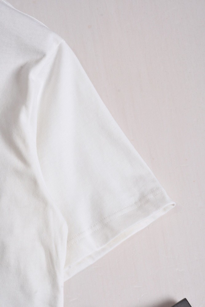 入手困難 フェンディ n級品 の2026SS 刺繍百合円襟半袖Tシャツ