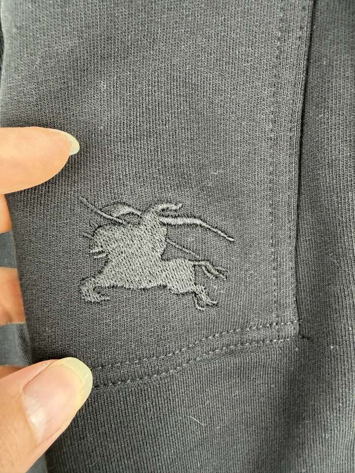 日本未入荷 バーバリー コピー の2026SS 刺繍入りパンツ