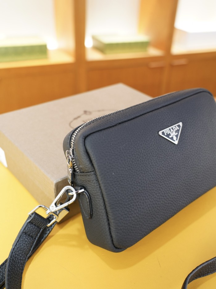 日本未入荷 プラダ 激安偽物 2026SS メンズ ショルダーバック