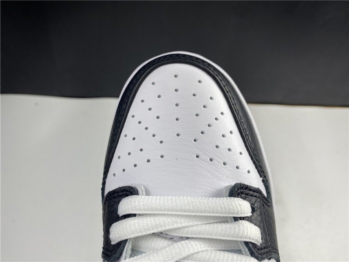 NIKE SB DUNK LOW YIN YANG