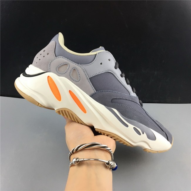 YEEZY BOOST 700 MAGNET