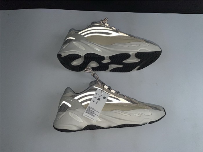 YEEZY BOOST 700 V2 CREAM