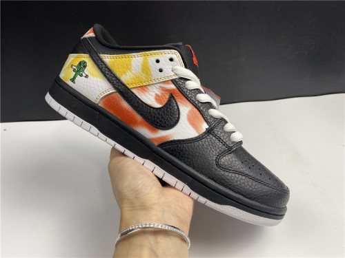 NIKE SB DUNK LOW RAYGUN TIE-DYE BLACK