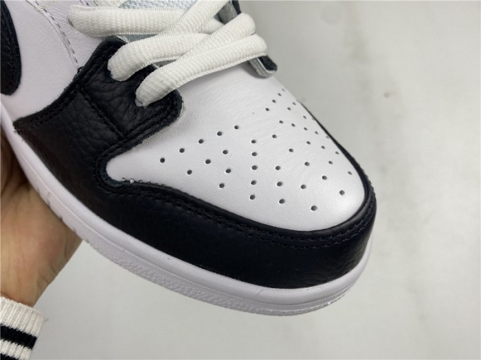 NIKE SB DUNK LOW YIN YANG