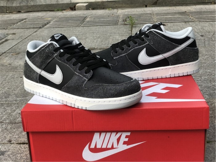 SB Dunk Low Retro “Zebra”