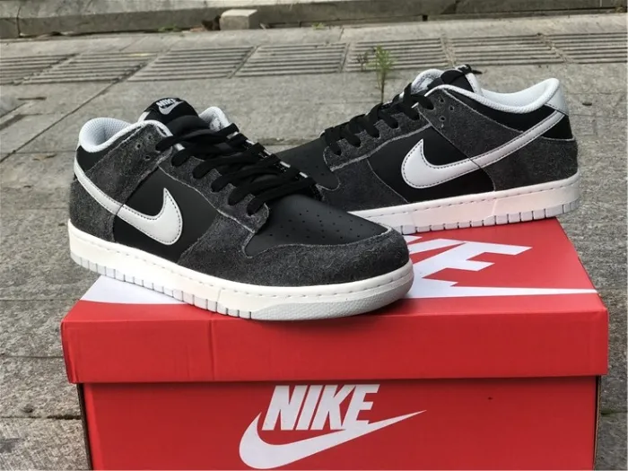 SB Dunk Low Retro “Zebra”