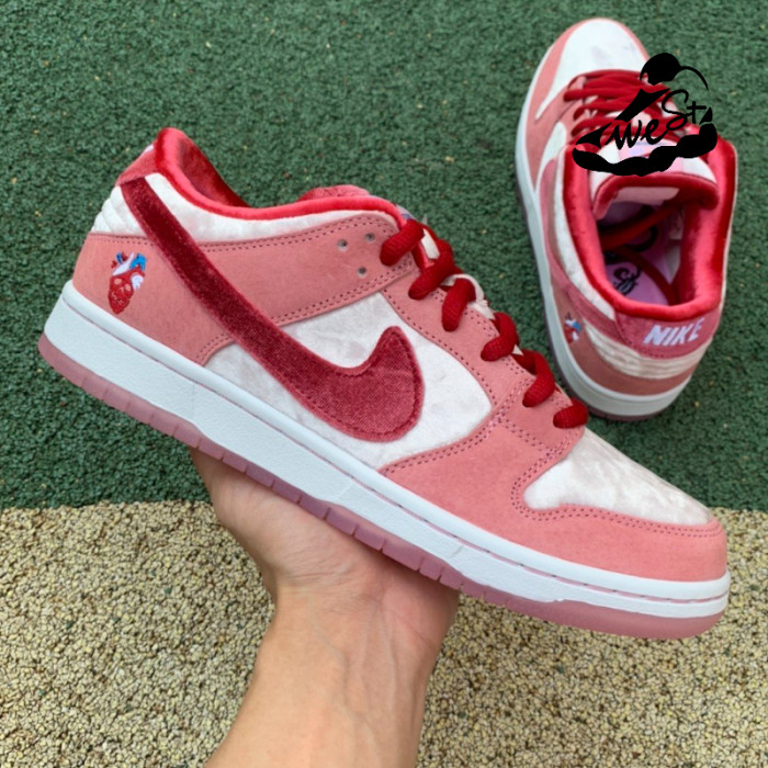 NIKE SB DUNK LOW STRANGELOVE SKATEBOARDS