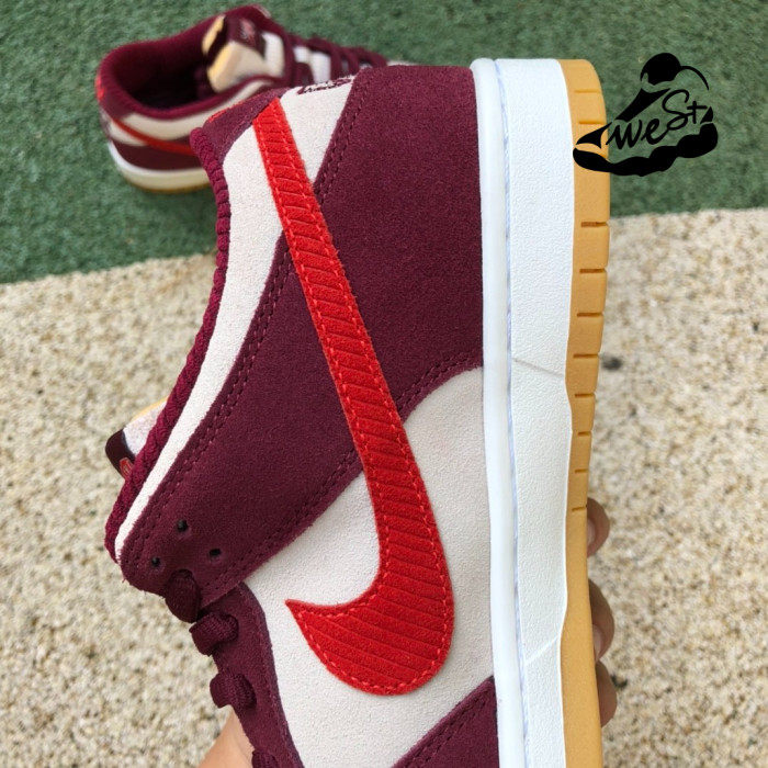 Skate Like a Girl x NIKE SB DUNK LOW