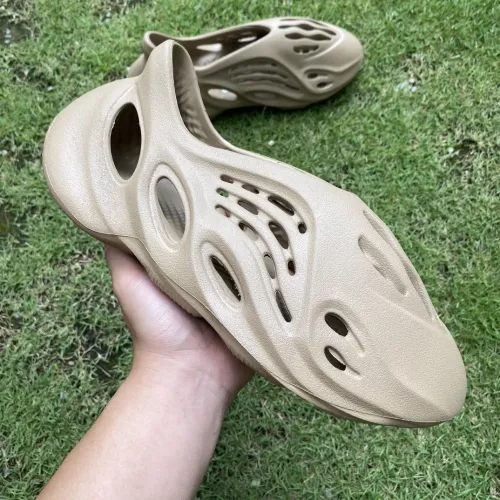 adidas Yeezy Foam RNR Clay Taupe GV6842