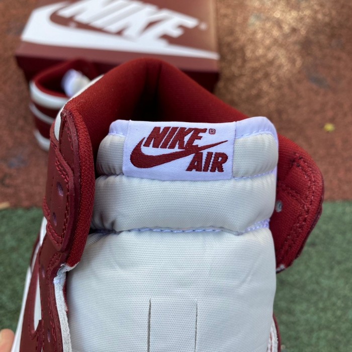 Air Jordan 1 Retro High OG Artisanal Team Red