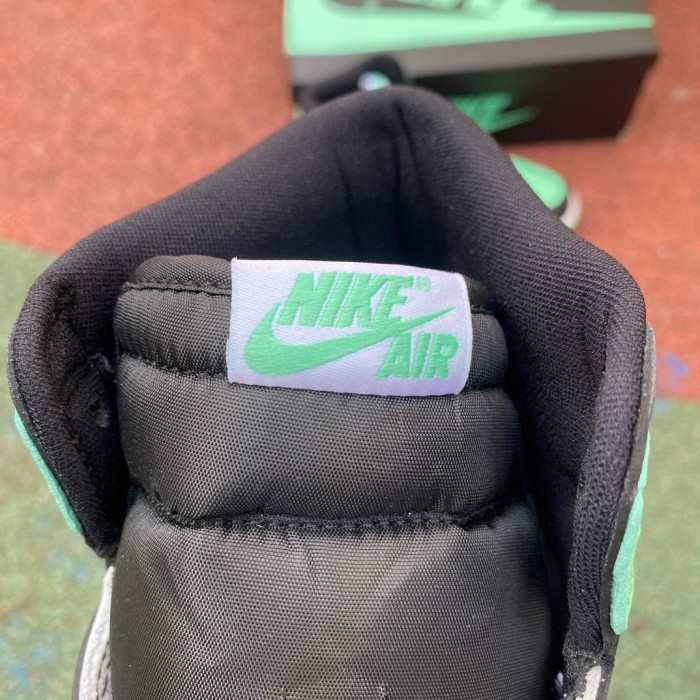 Air Jordan 1 High OG “Green Glow”