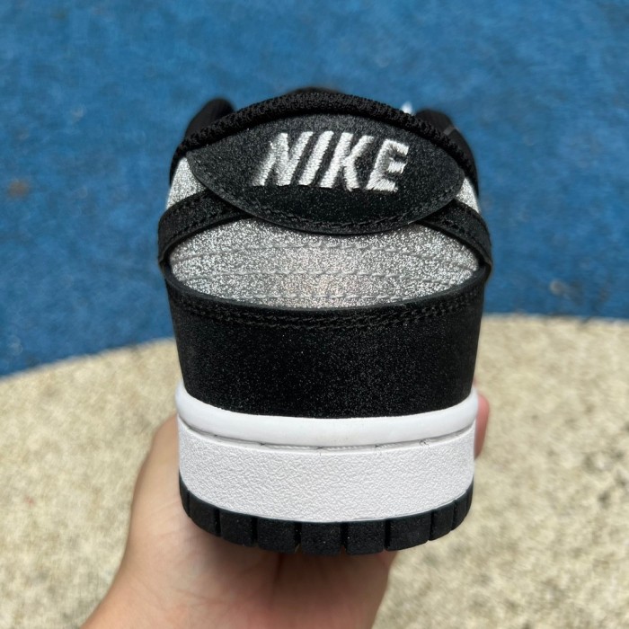SB Dunk Low Retro SE Black Full Of Stars