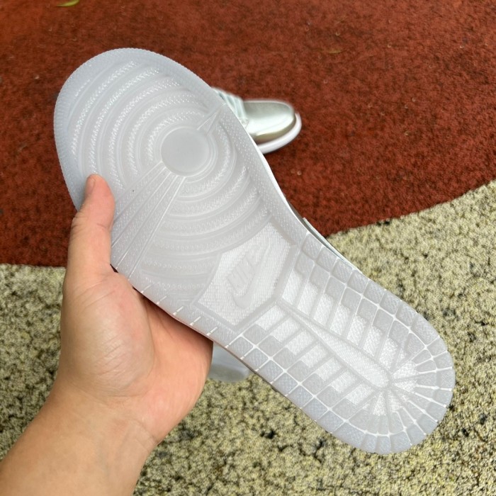 Air Jordan 1 Low SE Metallic Silver