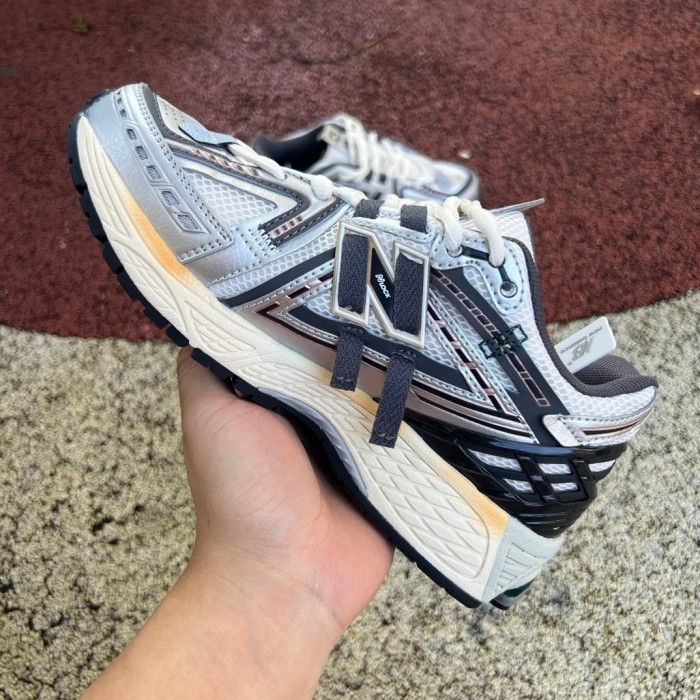 New Balance 1906A Silver Gold Metallic