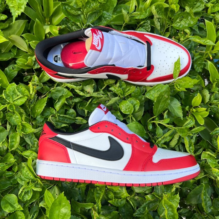 Air Jordan 1 Retro Low Chicago (2016)