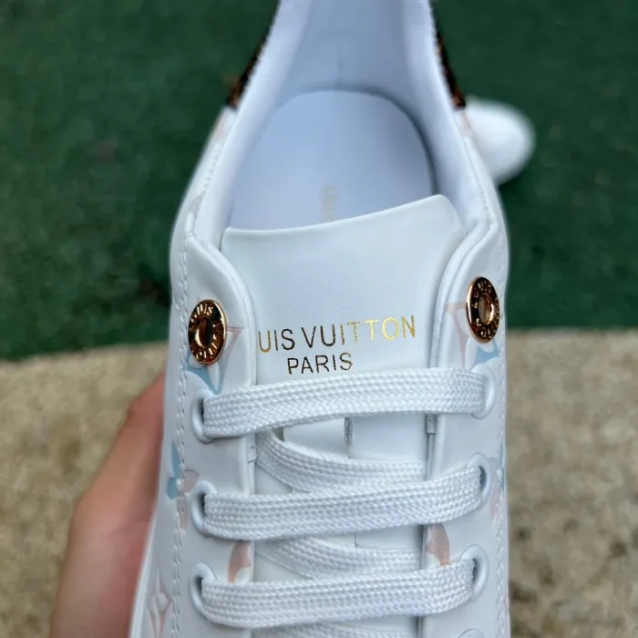 LOUIS VUITTON Time Out