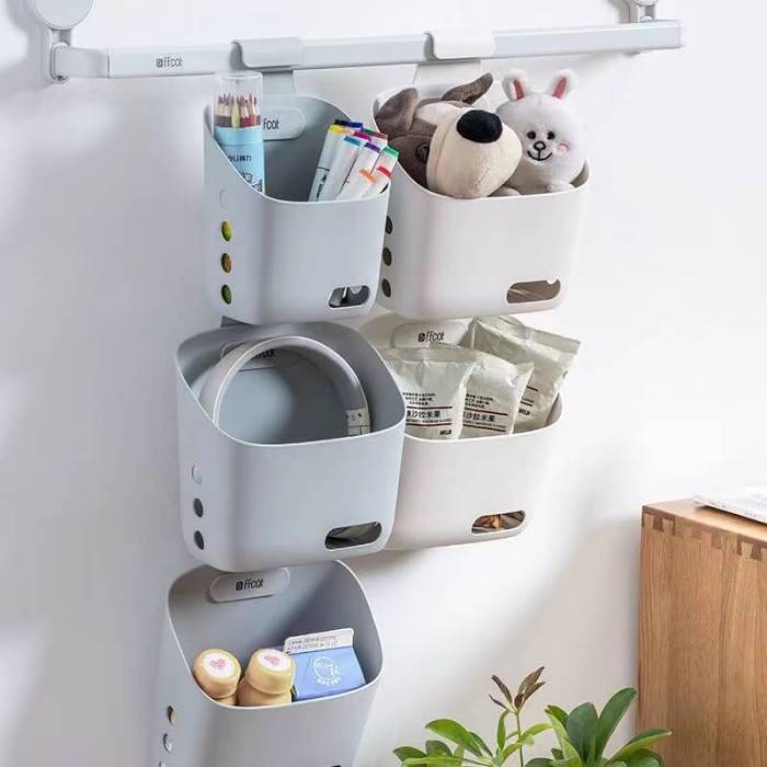 Hanging storage basket