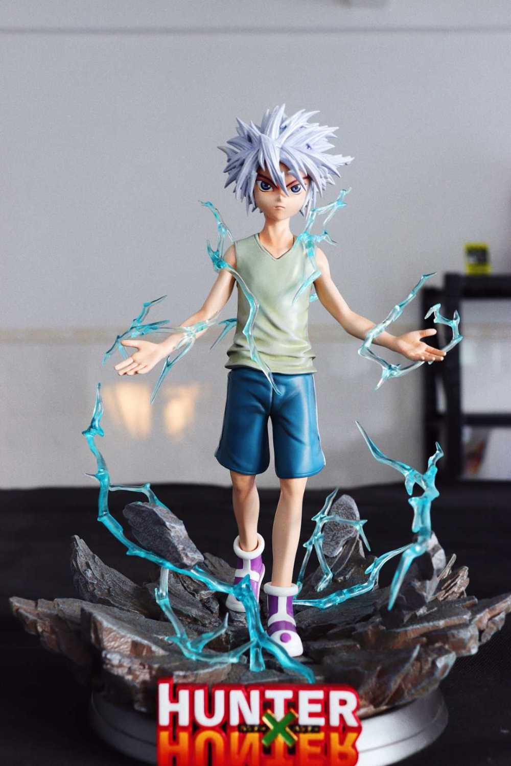 killua resin statue