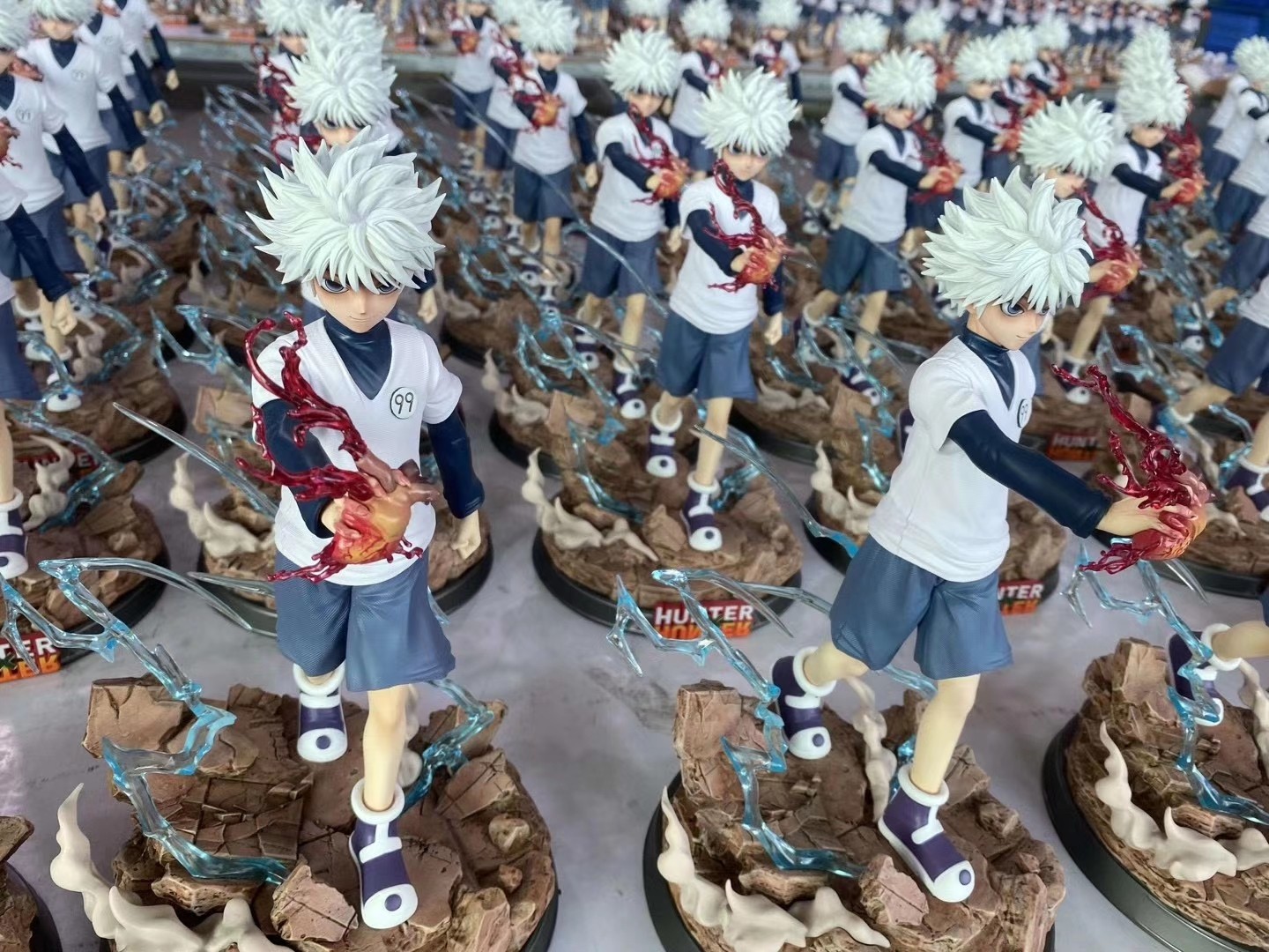 killua resin statue